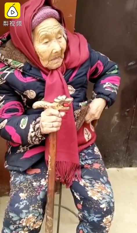 今年108岁网红奶奶在一年前不慎摔一直倒瘫痪在床,最近突然不能进食