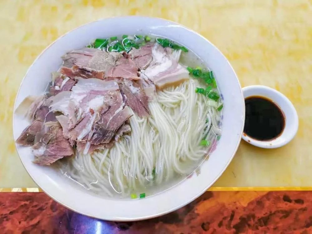 羊肉面有红烧和白切羊肉两种,前者汤水浓郁,羊肉软糯不膻气,入口有