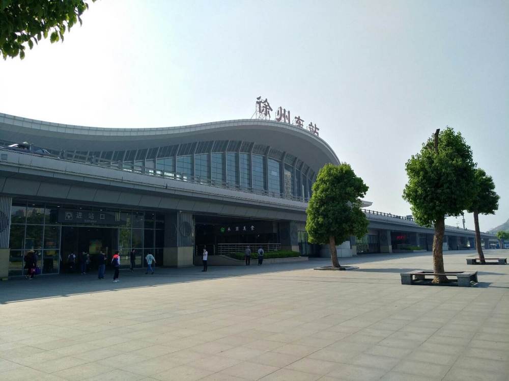 江苏繁忙的一座高铁站徐兰高速铁路穿过站台规模13台28线