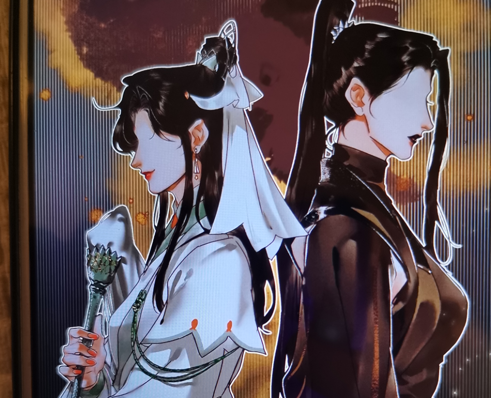 而从以前"地师娘娘"的形象上来看"她"的手上其实也涂了指甲油,而且是
