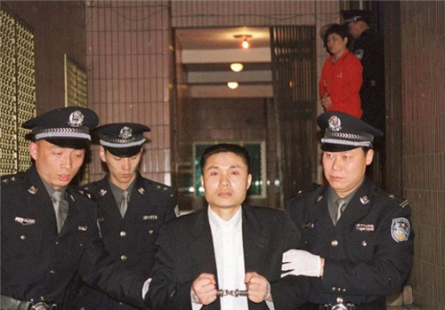 2000年悍匪张君落网时,警察为何脱掉他左脚鞋袜,看脚底才安心?