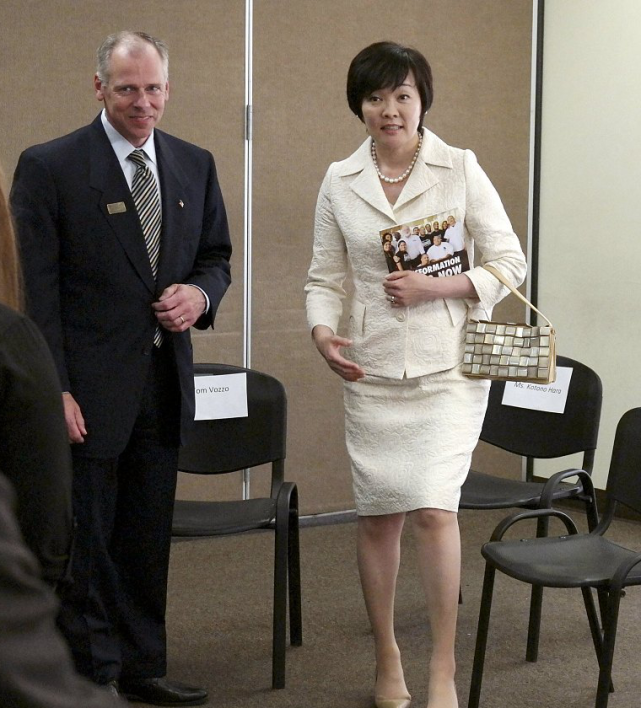 安倍昭惠真给老公长脸穿身得体职业装扮重要场合一点不拖后腿