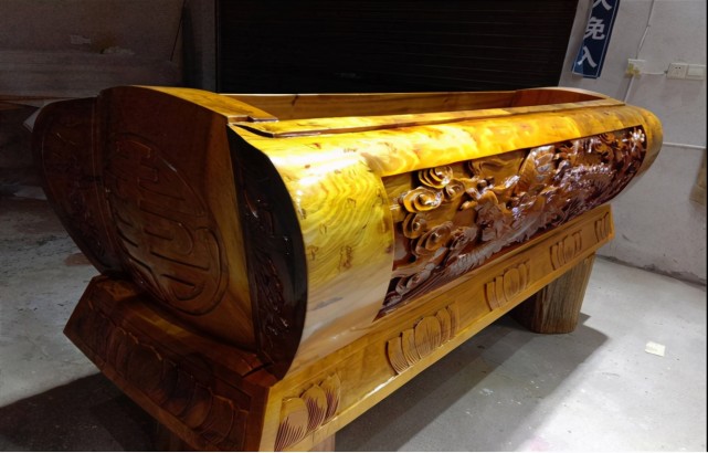 在中国丧葬文化里,棺材的选择有讲究,5种不同颜色对应不同人