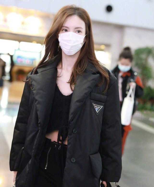 李沁穿衣品味了得穿一件黑色羽绒服搭配灯芯绒走机场个性洋气