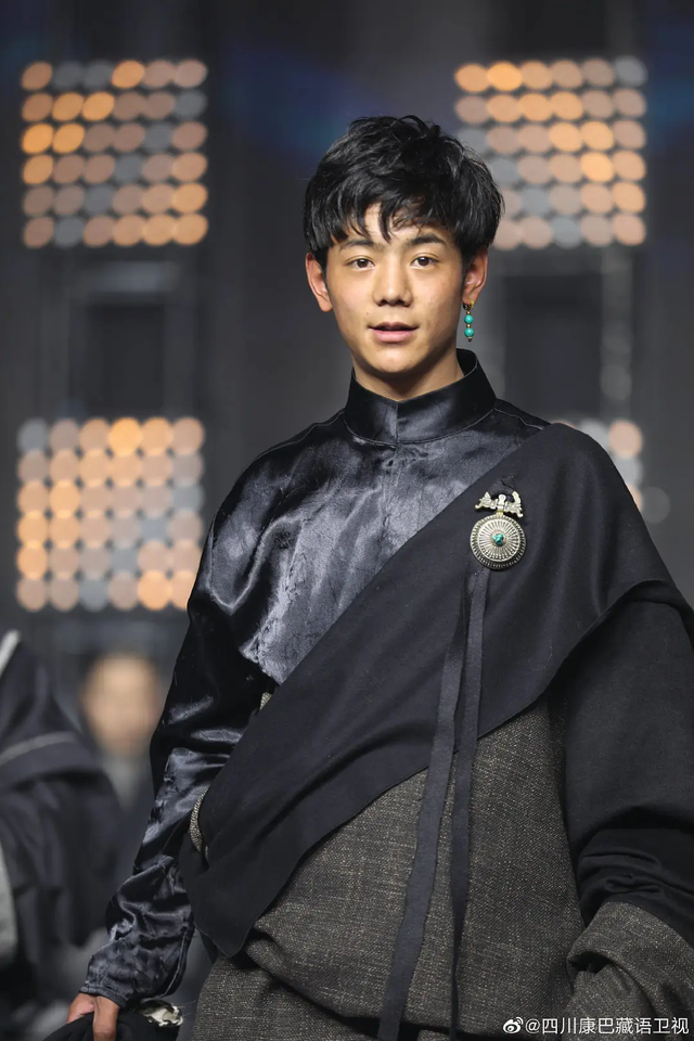 在与主持人交谈中,可以发现丁真语言沟通能力进步迅