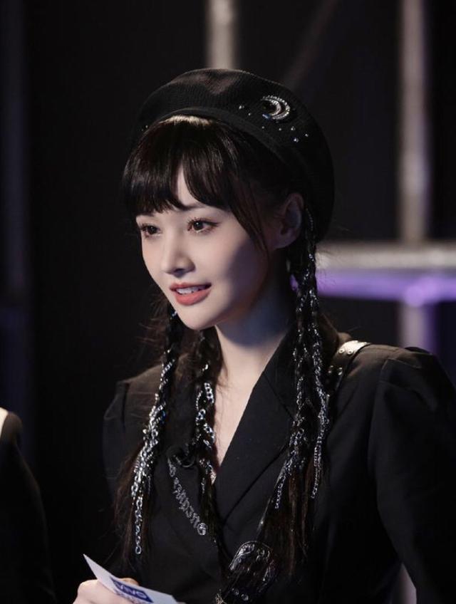 郑爽近照白到发光五官精致美回巅峰网友辣评假体取出来了