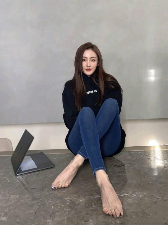 张天爱光着脚丫办公,黑色帽衫配牛仔裤,简约素雅又不失美感