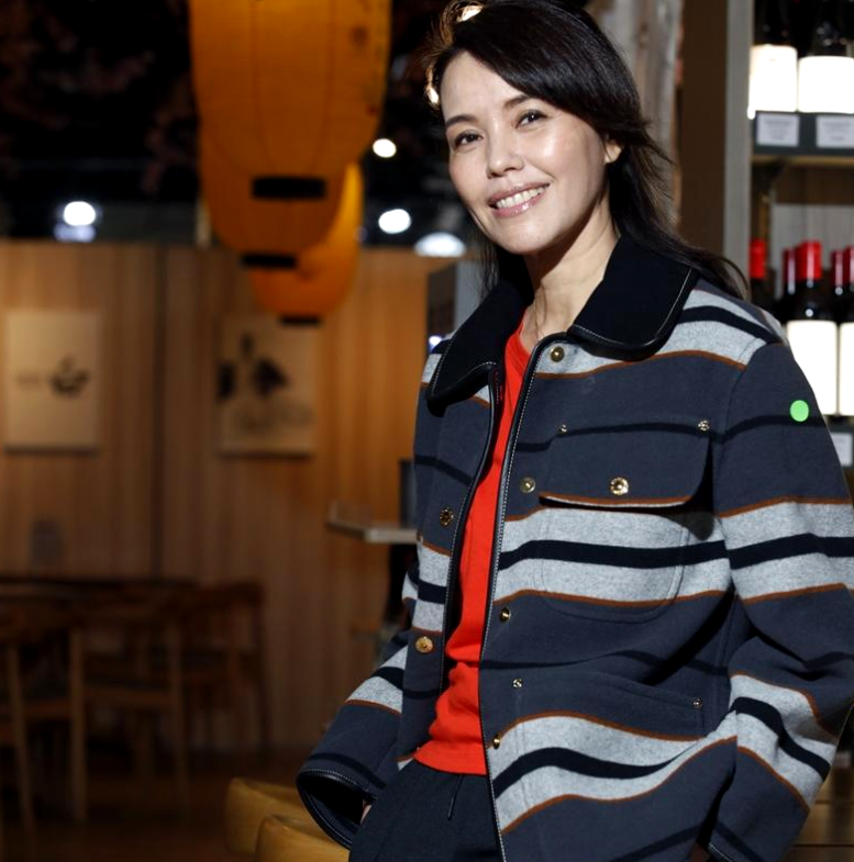 52岁郑惠玉接受专访,皮肤松弛打扮朴素,嫁飞行员生3子生活幸福