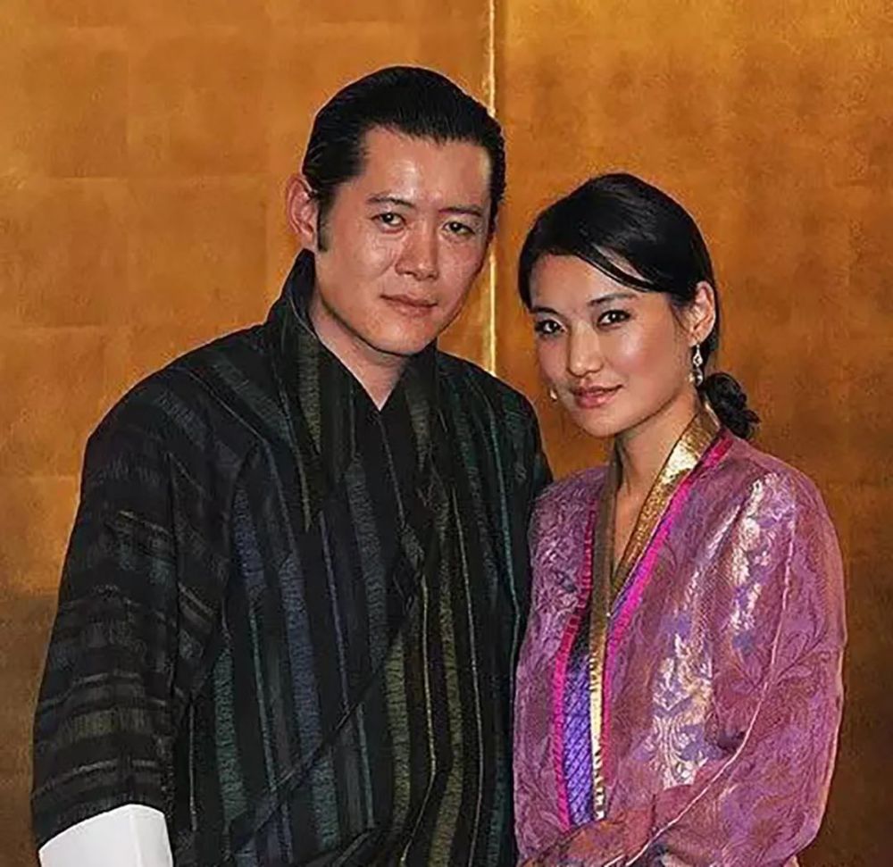 30岁不丹王后秀恩爱好委婉等国王张开臂膀才笑着走入丈夫怀中