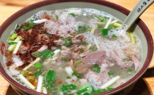 徐州新沂排名第一的羊肉汤用纯羊肉熬汤30块钱一碗肉很多