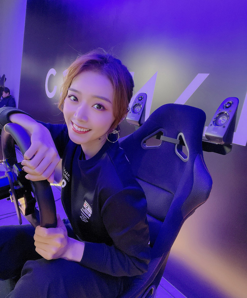 lol美女主持余霜,曾是央视女主持,人美声甜气质佳,如今单身_腾讯新闻
