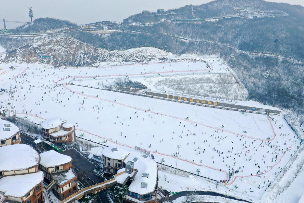 体育全民健身浙江安吉云上草原滑雪热