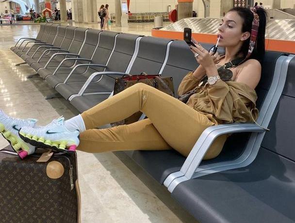 最强柜姐终于转正?c罗穿花衣晒照疑似求婚,乔治娜越穿越阔太了