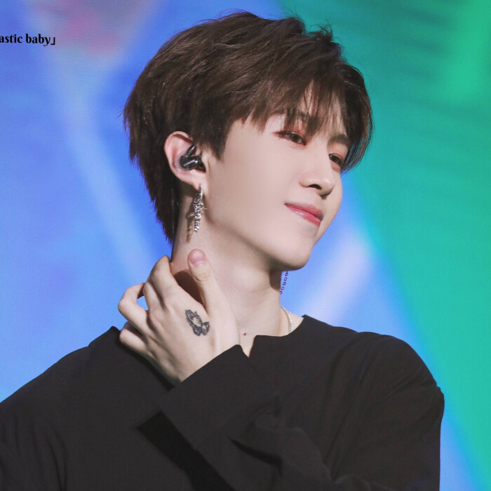 范丞丞为了展现最好的状态,在耳朵上绑皮筋消肿,网友:值得表扬