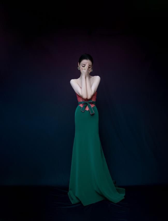 倪妮不愧是"红毯女王",红配绿都能穿出大牌范,潮流前卫美出新高度