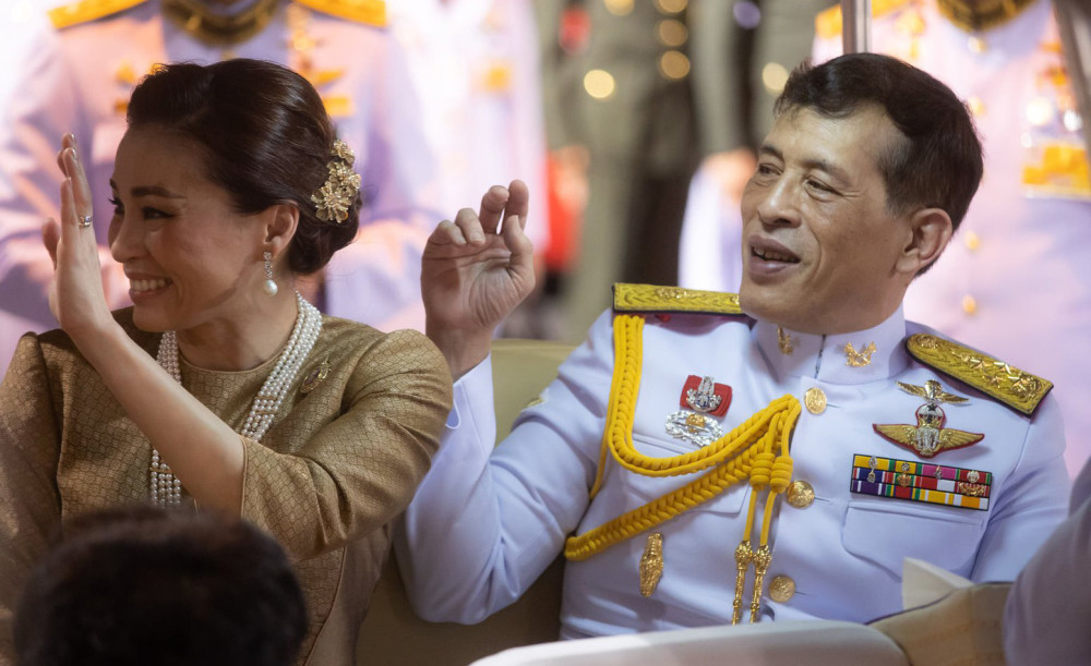 泰王太会玩,穿着法官衣服像演戏,背后还挂着他年轻时的帅气画像