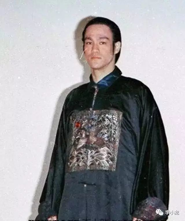 李小龙探班电影《刺马》,与演员姜大卫,陈观泰等合影1970年李小龙在