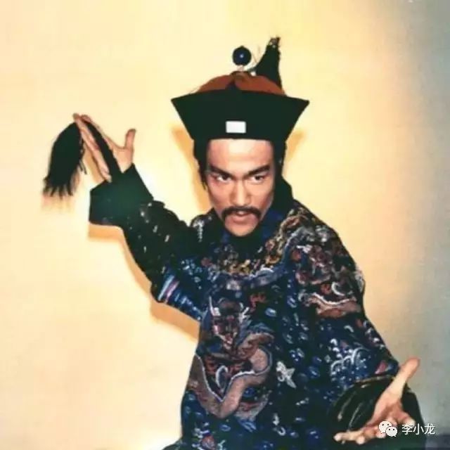 陈观泰等合影1970年李小龙在好莱坞发展受阻,于是回到了香港寻求合作