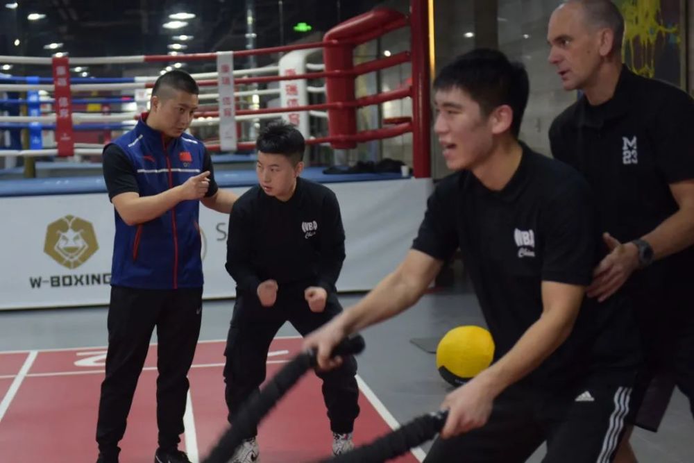 臧启玉律师指出"在相某刚走出车门时被黑衣男杨某顶在车上,相某处于