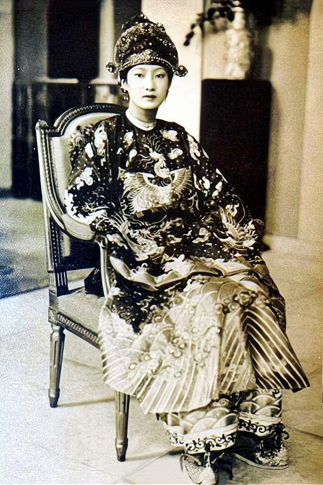 越南美艳皇后阮友兰:国内纷乱病死他乡,国王拒绝参加其葬礼_腾讯新闻