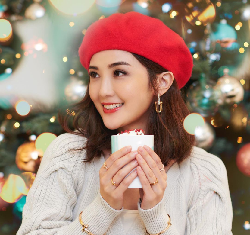 没想到"童年女神"阿sa还这么少女!精致温暖秋冬穿搭,真可爱