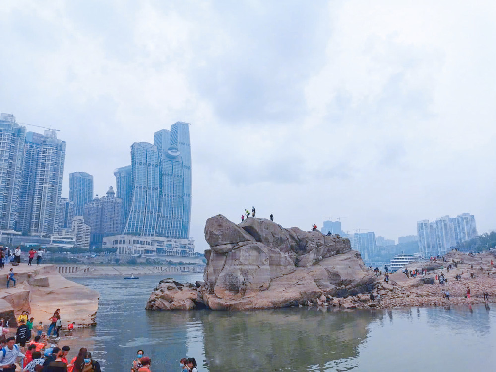 重庆千年"神龟"露出水面,内有2尊佛像,市民纷纷拜祭