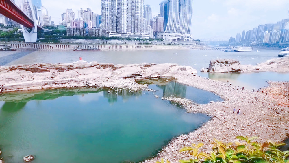 重庆千年"神龟"露出水面,内有2尊佛像,市民纷纷拜祭