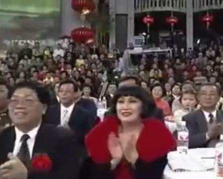 春晚前排可不是随便坐的,靳羽西一坐就是20年,原来她这么厉害_腾讯