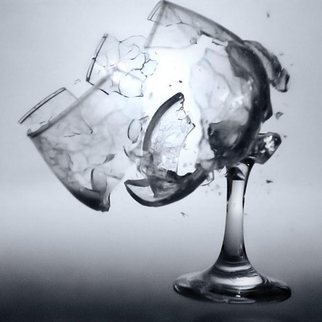 为什么以前有的玻璃杯倒开水时易爆裂,而现在的玻璃杯一般不会炸呢?