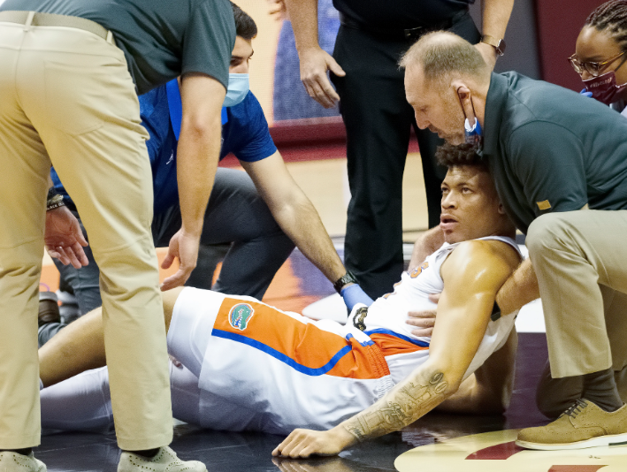 ncaa球员完成空接暴扣后突然晕倒被送往医院此前感染过新冠