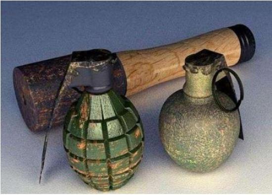 手榴弹冒着烟掉在脚边就3秒钟你该怎么办