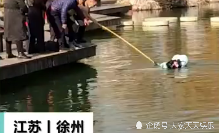 女子踩空坠湖因羽绒服漂浮被救-WordPress极简博客