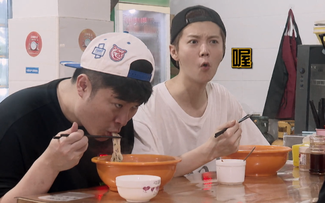 鹿晗吃火锅麻到舌头,谁注意他把花椒吐在哪?真实素质暴露无遗了