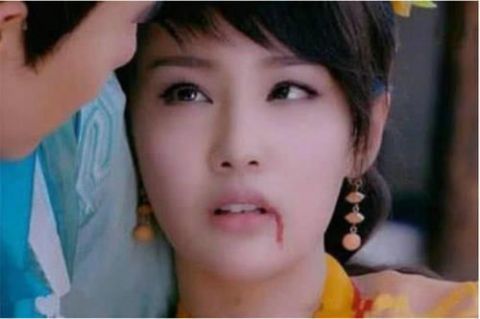 古装剧中的女星吐血赵丽颖楚楚可怜令人心疼