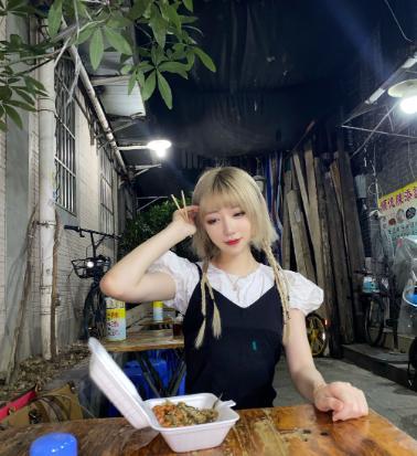 咬米又一次转型学痞幼玩机车气质超飒但网友却认为不会骑