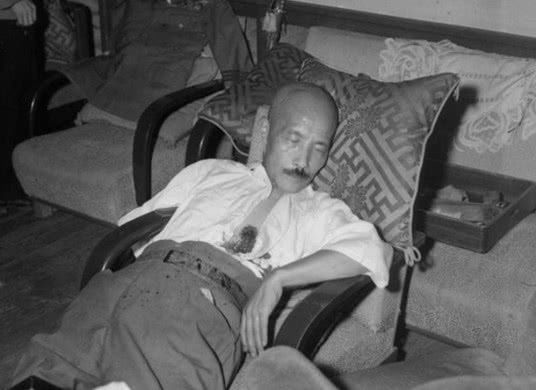 老照片日本甲级战犯东条英机绞刑过程行刑时双腿发抖