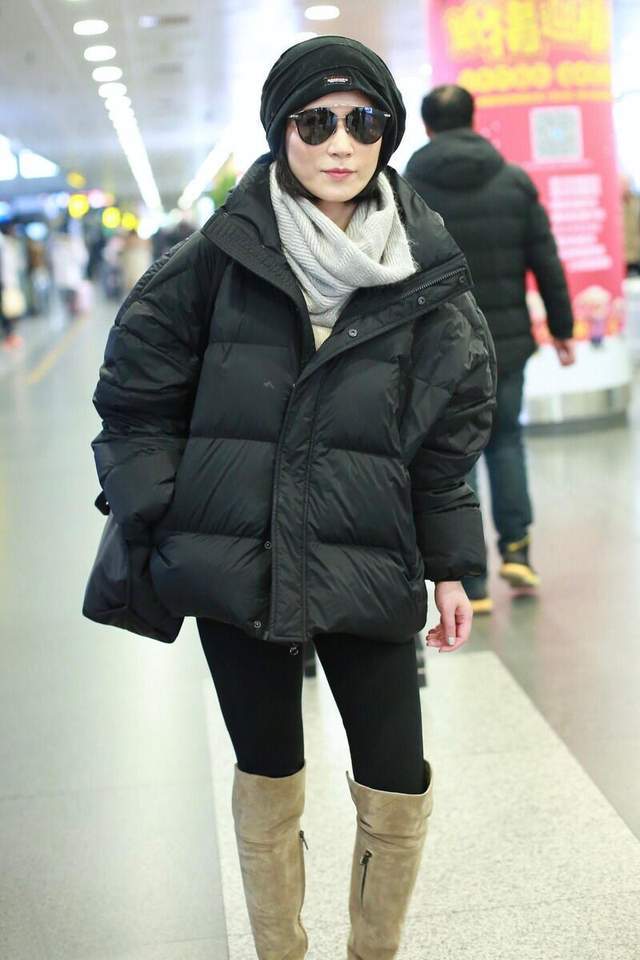 俞飞鸿才是真正的穿搭高手 羽绒服配长筒靴 用围巾 帽子来提亮 俞飞鸿