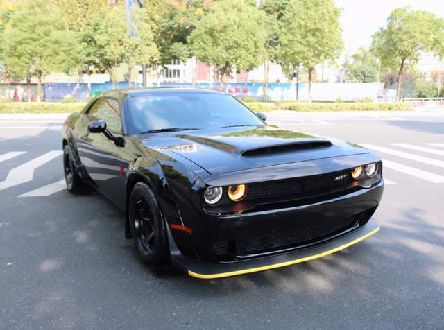 300万买道奇恶魔,原厂840匹,开2.3野马的朋友说出感受