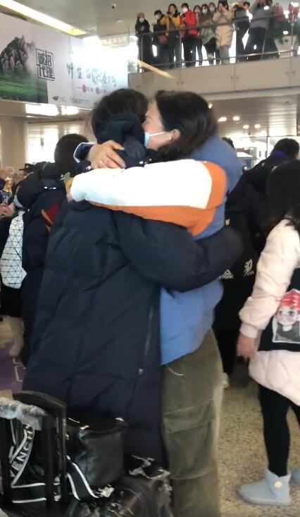 龚翔宇回家妈妈心疼落泪女儿轻拍后背忙安慰与丁霞互动引围观