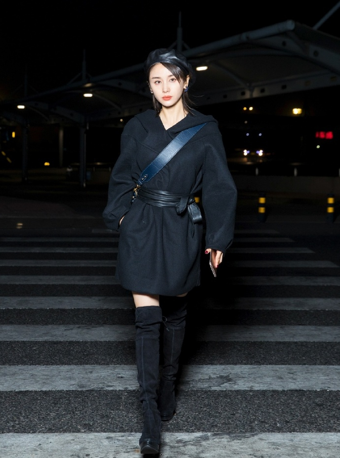 王子文机场变超模风衣外套配恨天高小个子的气质惊艳