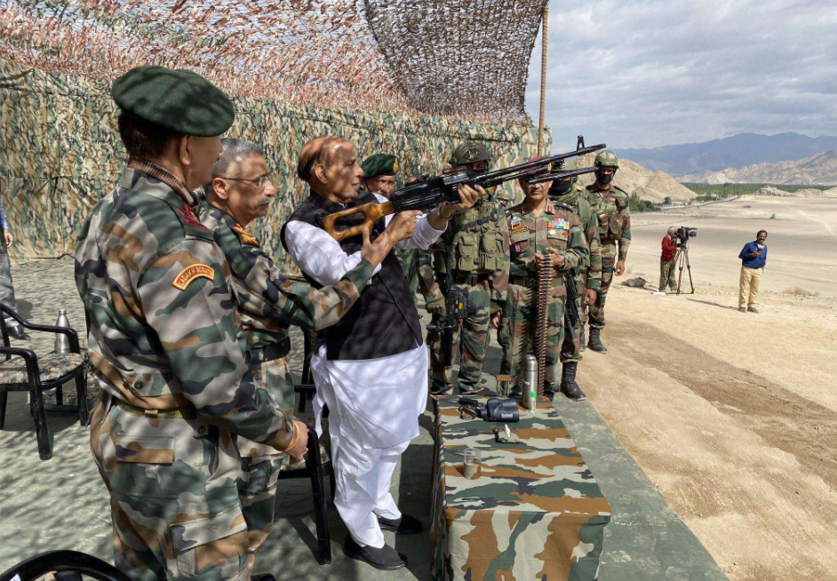 图为印度国防部长视察边境军队