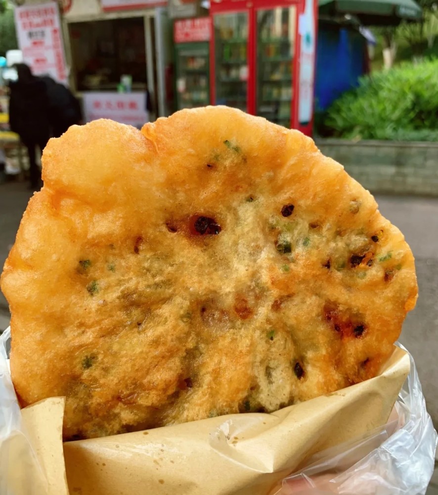 每天排长队探访重庆火爆的地摊葱油饼新鲜味美酥脆香浓