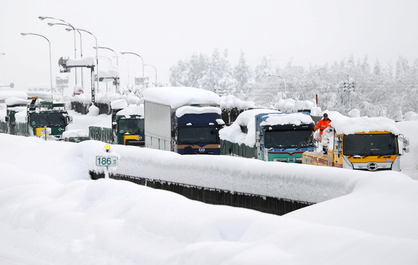 惨死除雪机下 日本特大暴雪酿5死 多人遭雪埋断气滑雪场44人受困 暴雪 日本 社会 滑雪场 东北地方 日本海 秋田县