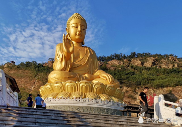 伊山大佛是释迦牟尼说法坐像,慈祥安逸,善目慈眉,莲花眼始终看着我们.