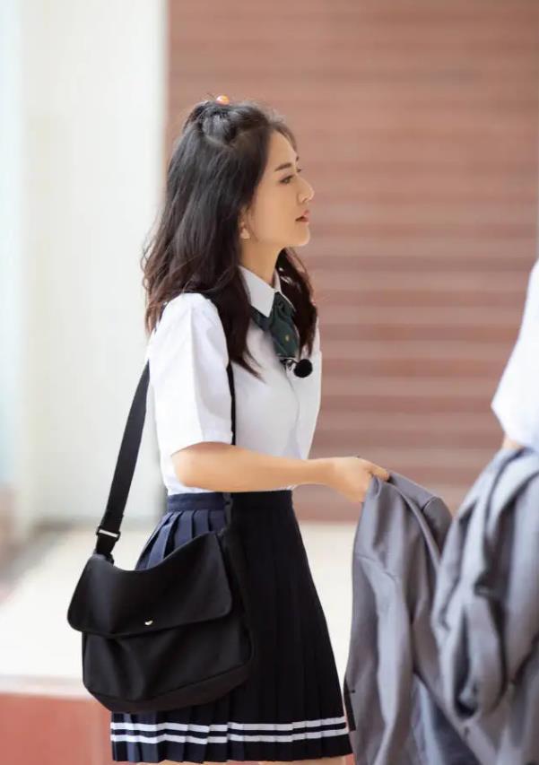 39岁谢娜穿jk制服,秀出筷子腿太吸睛,如18岁少女无违和感