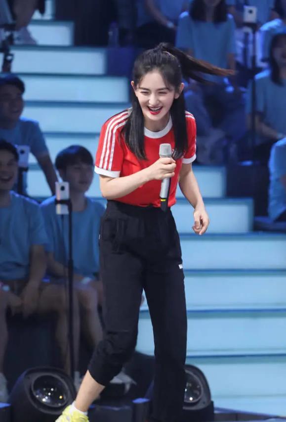 39岁谢娜穿jk制服,秀出筷子腿太吸睛,如18岁少女无违和感