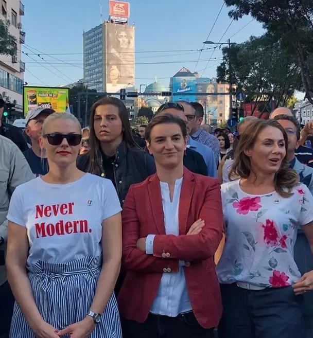 塞尔维亚总统不讲究吃穿39岁娇妻却美艳1米7身高愣是显娇小