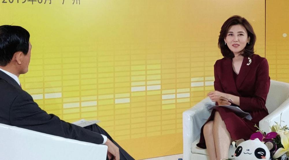 央视女神李红归来颜值再攀高峰亮紫色西装配齐肩内卷优雅大气