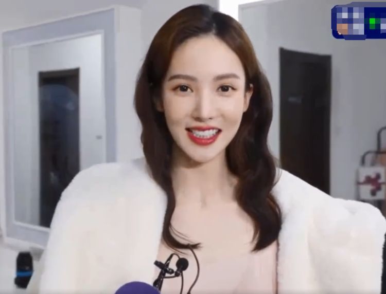 金晨央视跨年后台采访镜头下颜值抗打鼻子没有任何异样