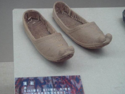 古代鞋子为何不分左右,但试鞋讲左右,猜猜看必须先出哪只脚?_腾讯新闻